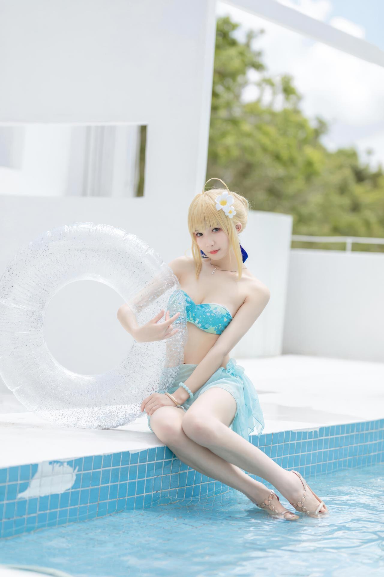 [cosplay] 封疆疆v - FGO Saber 泳装：FGO Saber 泳装角色还原美腿大尺度 49P