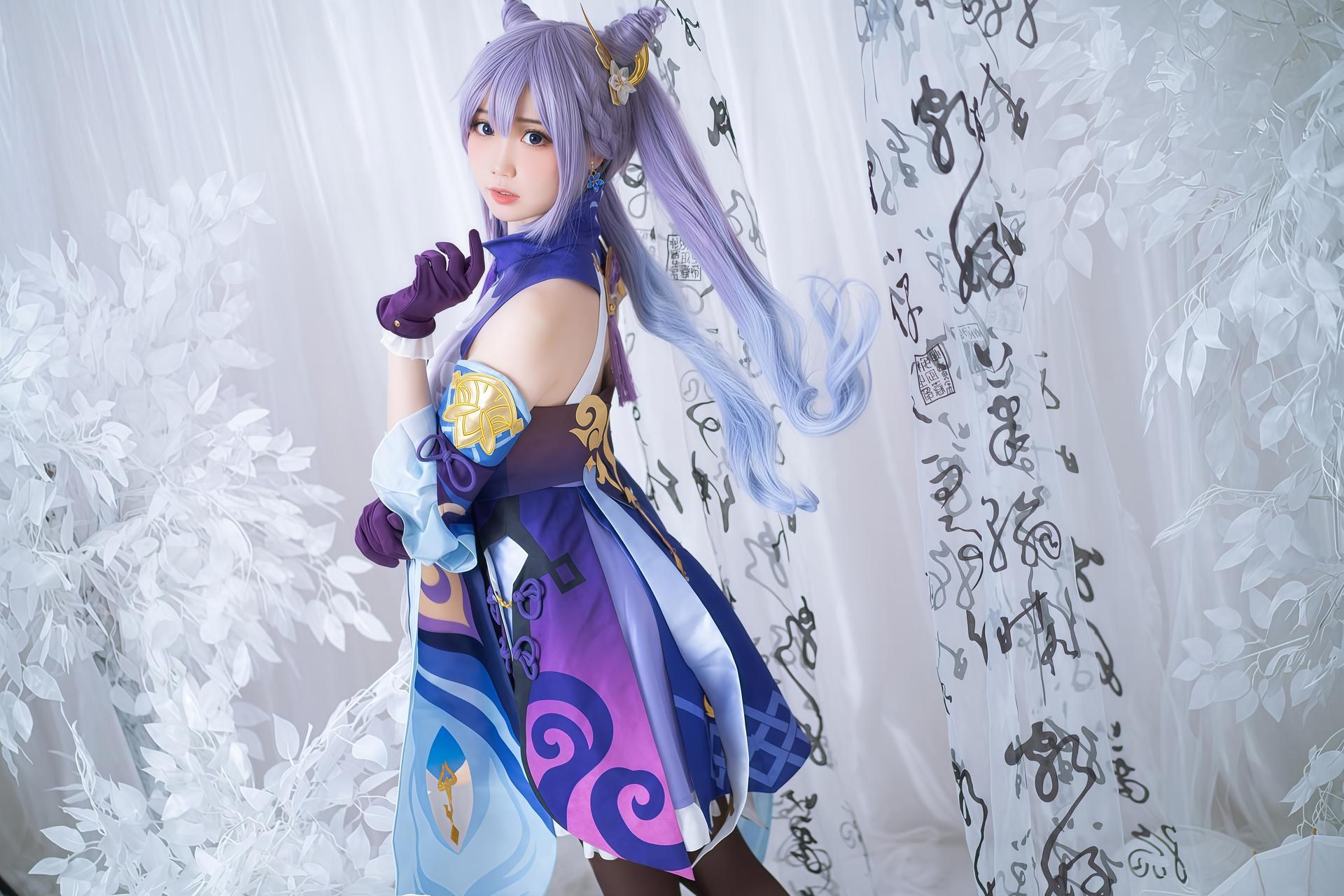 [cosplay] 焖焖碳 - 刻晴：刻晴角色还原美腿大尺度 18P