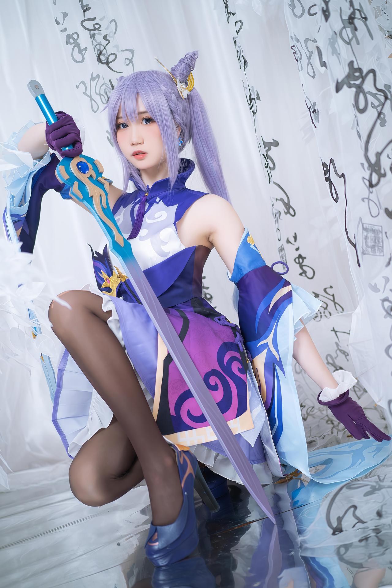[cosplay] 焖焖碳 - 刻晴：刻晴角色还原美腿大尺度 18P