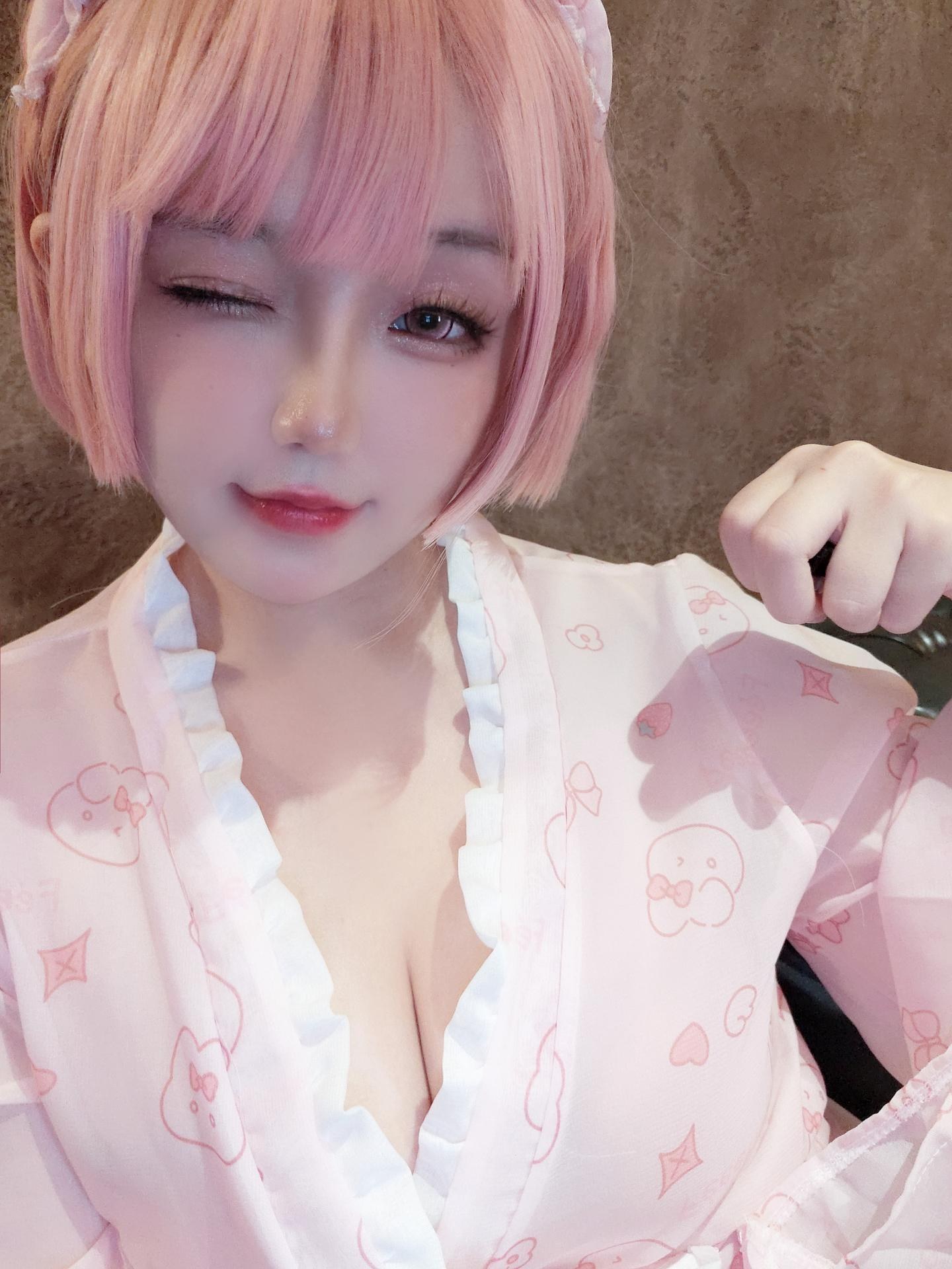 [cosplay] 日奈娇 - 粉兔子：角色還原美腿大尺度 32P2G
