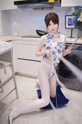 [模特] 梦灵儿 - R18 秀人网模特 旗袍配白丝：美腿 114P5G1V
