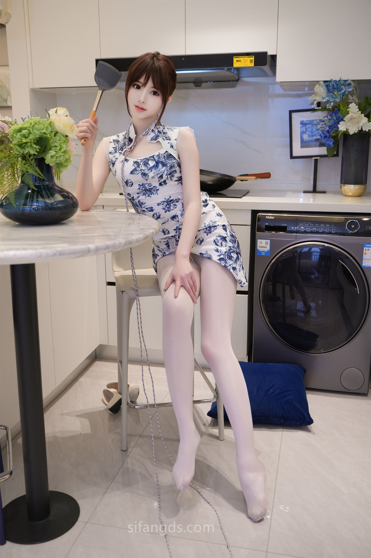 [模特] 梦灵儿 - R18 秀人网模特 旗袍配白絲：美腿 114P5G1V