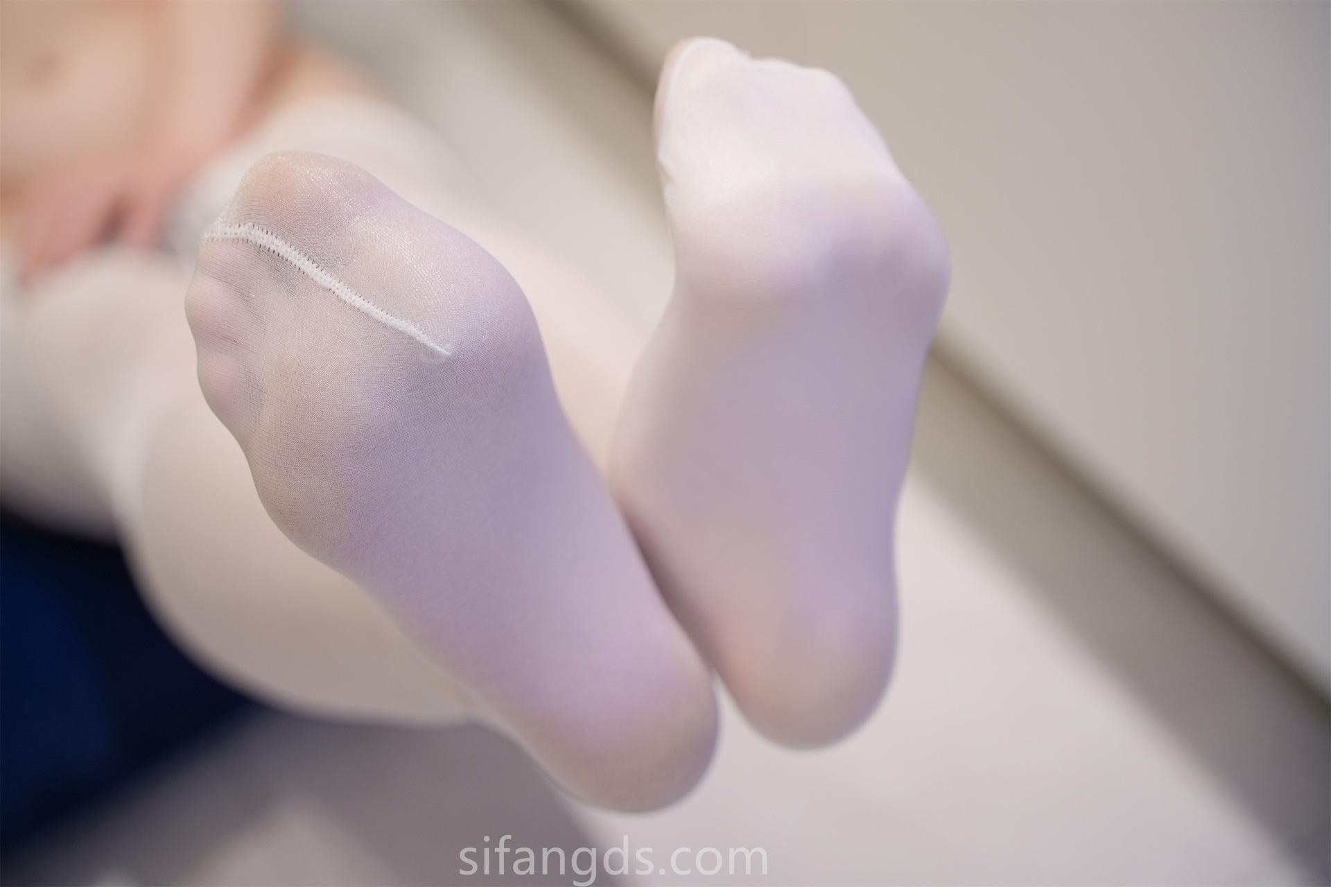 [模特] 梦灵儿 - R18 秀人网模特 旗袍配白絲：美腿 114P5G1V