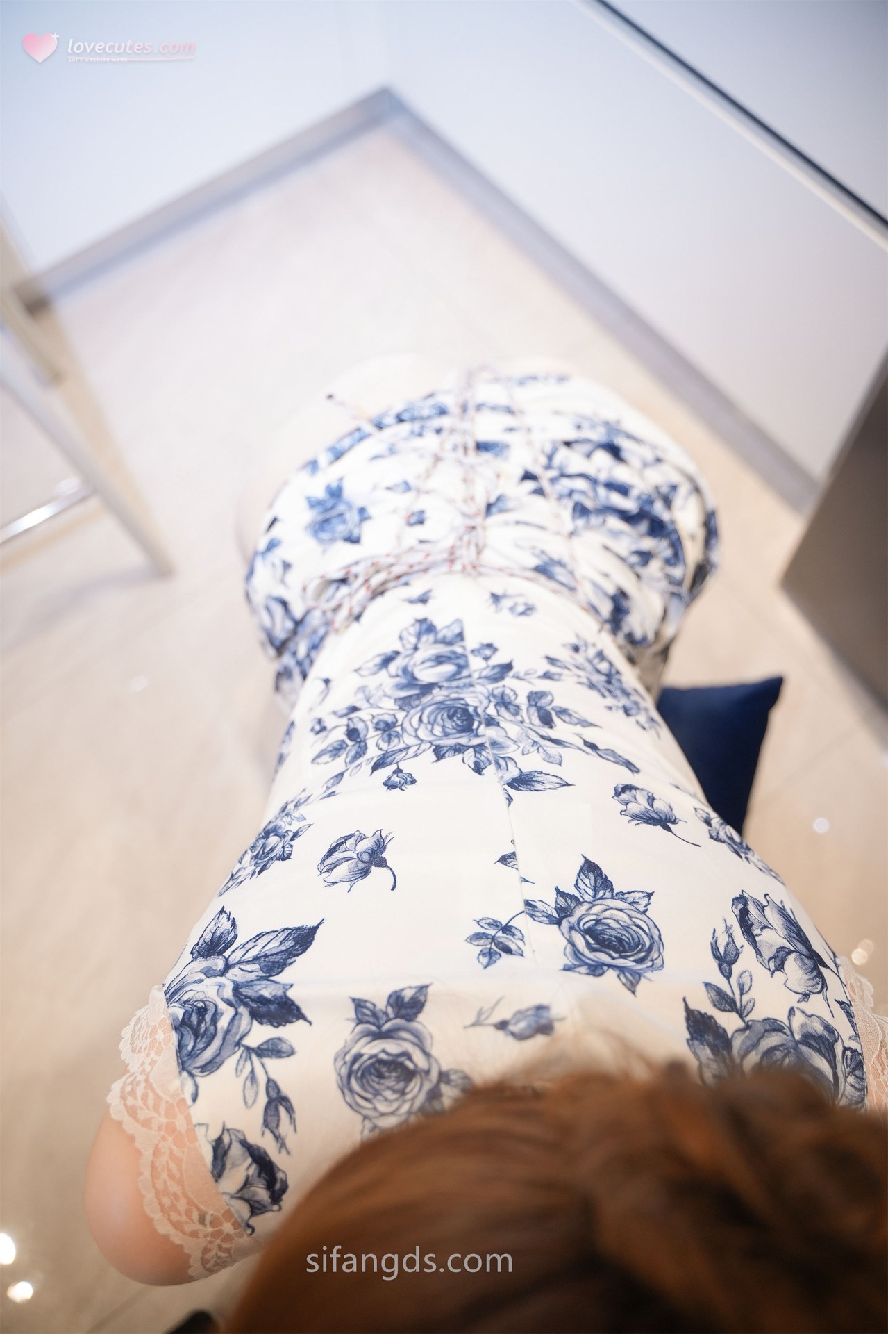 [模特] 梦灵儿 - R18 秀人网模特 旗袍配白絲：美腿 114P5G1V