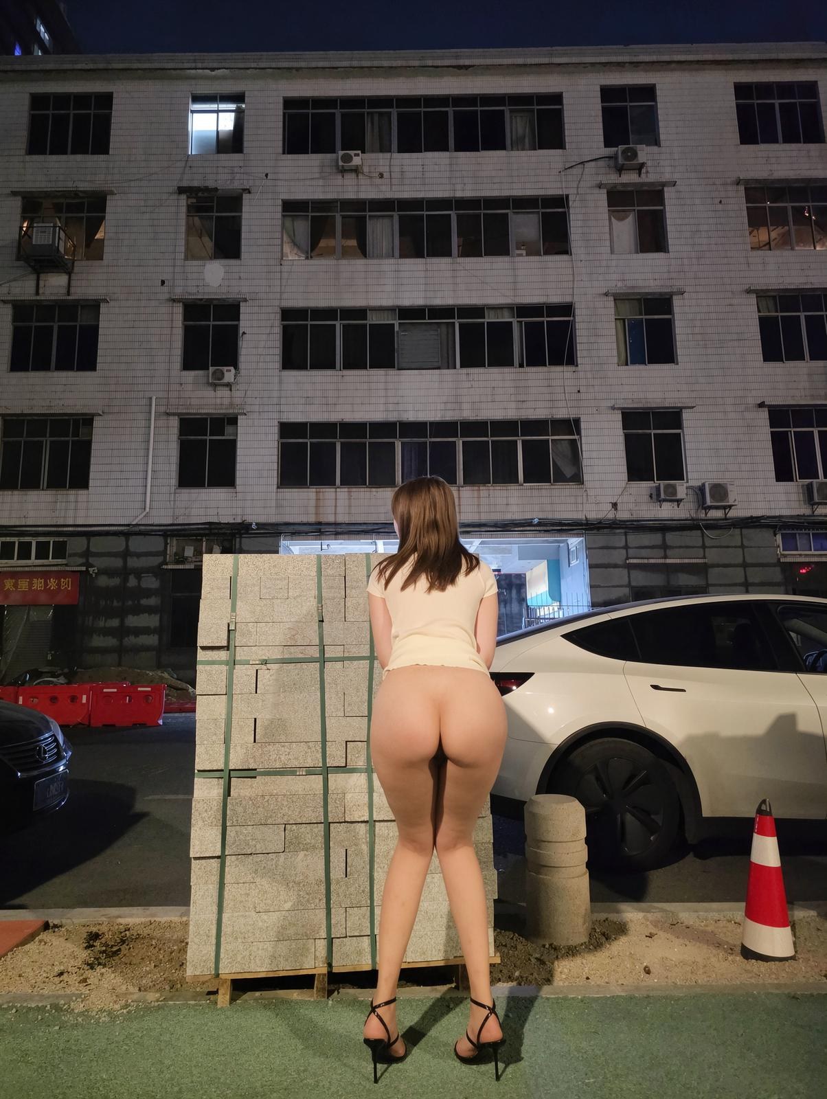 [寫真] Tatatheslut - 长腿福利姬户外露出福利：寫真美腿大尺度 124P16V