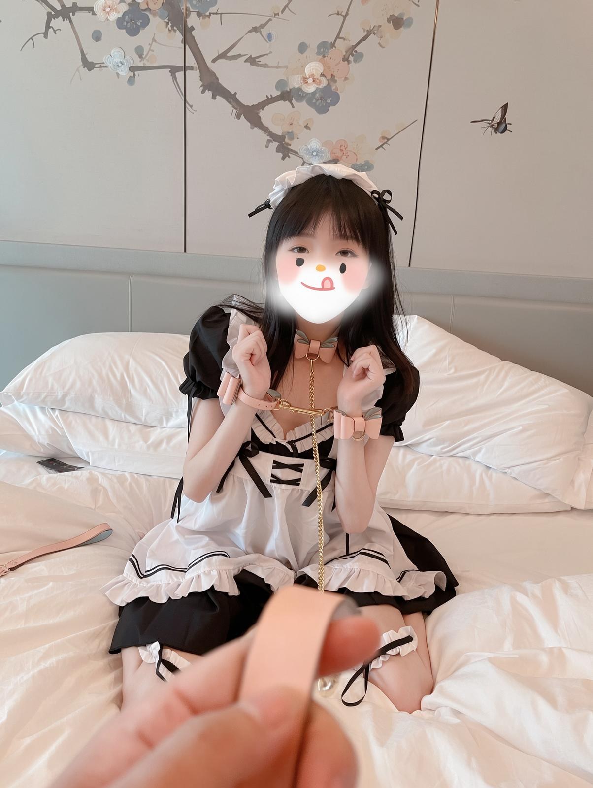[私房] Wowring - 白絲女僕私拍：黑絲聖誕內衣白虎露點 135P4V
