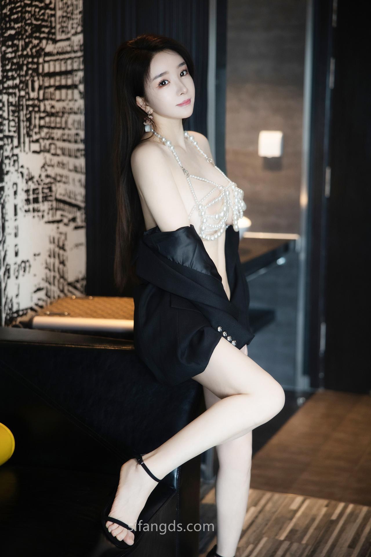 [模特] 雨儿酱eve - R18 秀人網內購私拍：情趣內衣影片 115P2V